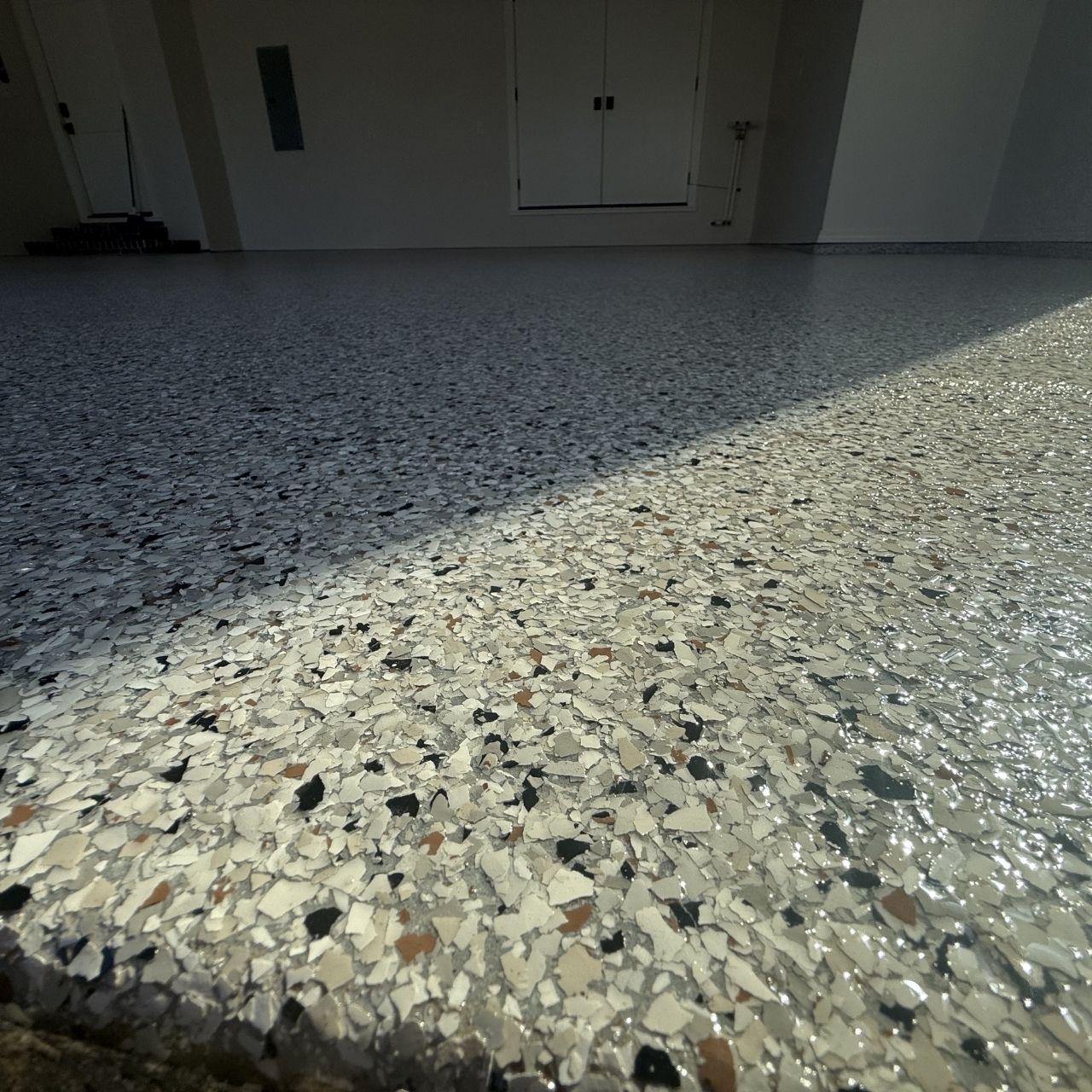 Tan and black flake garage floor closeup Missouri